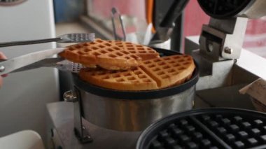 Şefin elleri gözleme ızgarasından altın sarısı Belçika gözlemelerini alıyor. Şef adım adım Belçika waffle 'larını muz, çilek, dondurma, bal ve çikolata sosuyla hazırlıyor.