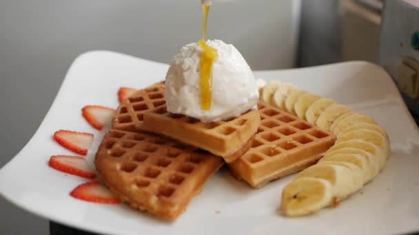 Chef step by step preparing Belgian waffles with bananas, strawberries, ice cream, honey and chocolate syrup — 비디오