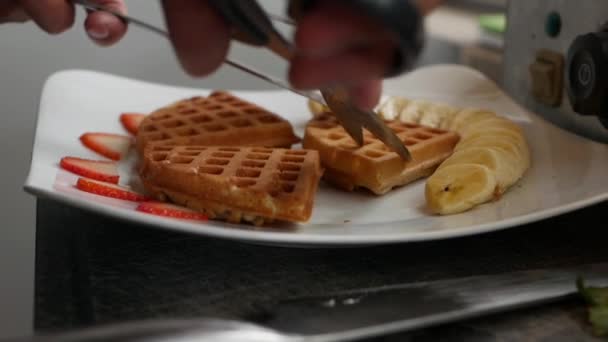 Chef stap voor stap Belgische wafels bereiden met bananen, aardbeien, ijs, honing en chocoladesiroop — Stockvideo