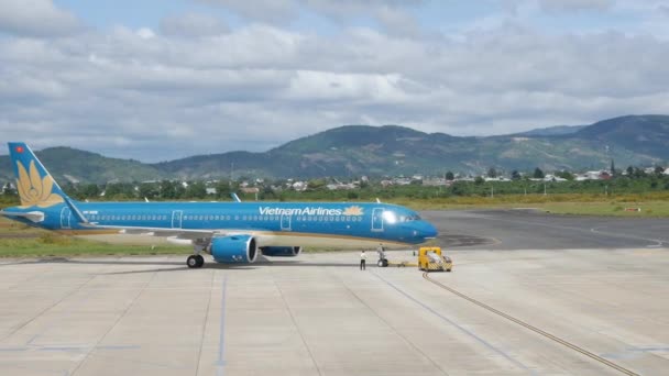 El avión de Vietnam Airlines va a la pista antes de volar. DALAT, VIETNAM - 01 DE DICIEMBRE DE 2019 — Vídeo de stock