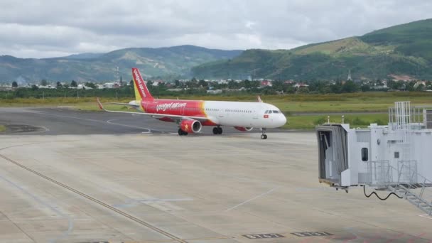 Vietjet uçağı indikten sonra kapıya gider. Dalat, Vietnam - 01 Aralık 2019 — Stok video