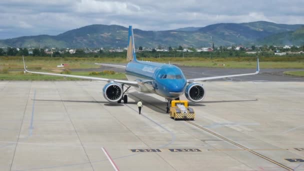 El avión de Vietnam Airlines va a la pista antes de volar. DALAT, VIETNAM - 01 DE DICIEMBRE DE 2019 — Vídeo de stock