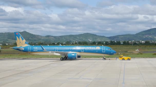 Samolot Vietnam Airlines leci na pas startowy przed lotem. Dalat, Wietnam - 01 grudnia 2019 — Wideo stockowe