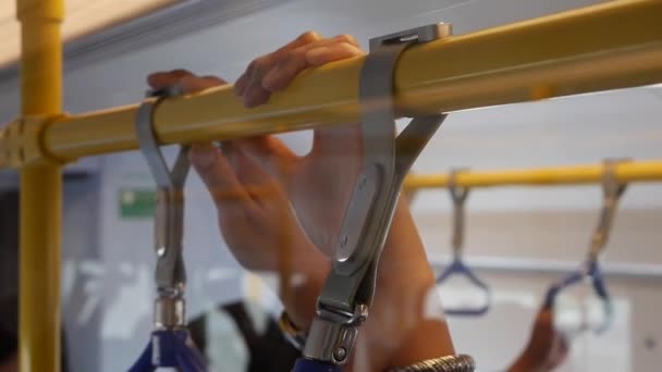 Passagiers met leuningen in de metro of bus, die in de spits naar hun werk gaan. Zicht door glas — Stockvideo