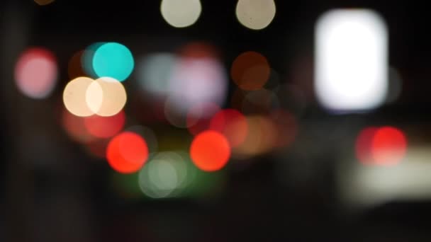 Hermoso bokeh brillante en el fondo oscuro borroso por la noche. El bokeh colorido redondo brilla de las luces del coche en el atasco de tráfico en la calle de la ciudad. Desenfocado con borroso. Luces de ciudad desenfocadas. Tráfico — Vídeo de stock