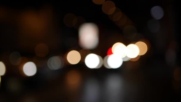 Beau bokeh scintillant dans un fond sombre et flou la nuit. Le bokeh coloré rond brille des feux de voiture dans les embouteillages sur la rue de la ville. Hors de propos avec flou. Des lumières de ville floues. Trafic 