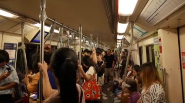 Metroda trafik vardı. İnsanlar işe gider. Bangkok, Tayland - 02 Aralık 2019