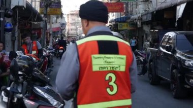 Tuk-tuk 'lar, triportörler ve motosikletler yolda. Bangkok, Tayland - 02 Aralık 2019
