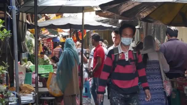 一群人在市场上走着。泰国曼谷- 2019年12月2日 — 图库视频影像