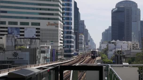 Sky Train of Bts is een verhoogd snelspoorsysteem. Bangkok, Thailand - 02 december 2019 — Stockvideo