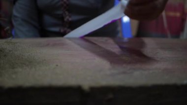 Vietnamlı kadın Vietnam 'daki eski geleneksel evde tütsü üretiyor. Asya 'da tütsü üretimi. Geleneksel Sanat ve Kültür Konsepti