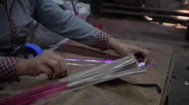 Vietnamlı kadın Vietnam 'daki eski geleneksel evde tütsü üretiyor. Asya 'da tütsü üretimi. Geleneksel Sanat ve Kültür Konsepti