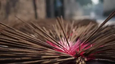 Yeni yapılmış tütsü çubukları paketlenip depolara gönderilmeden önce güneşte kurutulur. Asya 'da tütsü üretimi. Geleneksel sanat ve kültür konsepti