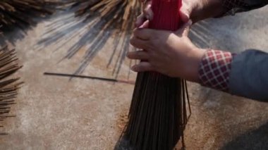 Vietnamlı kadın paketlenip mağazalara gönderilmeden önce güneşte kurutmak için yeni yapılmış tütsü çubukları koyuyor. Asya 'da tütsü üretimi. Geleneksel sanat ve kültür konsepti