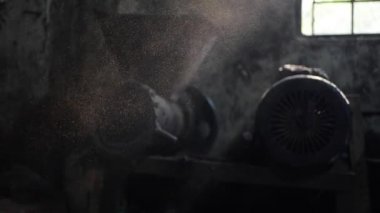 Pencerenin karşısındaki fabrikada güzel, parlak bir toz. Batan güneşin ışık huzmeleri. Ağır çekim. Daha sonra. Soyut