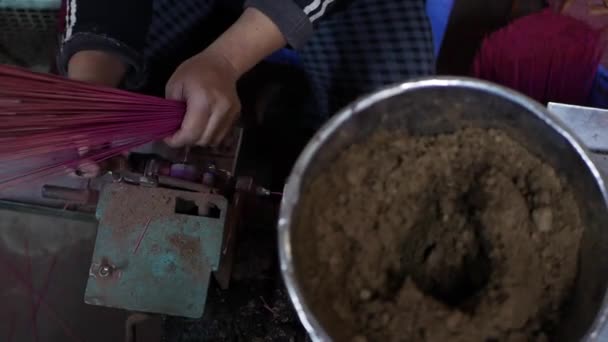 Автоматическая машина для изготовления благовоний. Вьетнамская женщина работает в старом традиционном доме во Вьетнаме. Производство благовоний в Азии. Концепция традиционного искусства и культуры — стоковое видео
