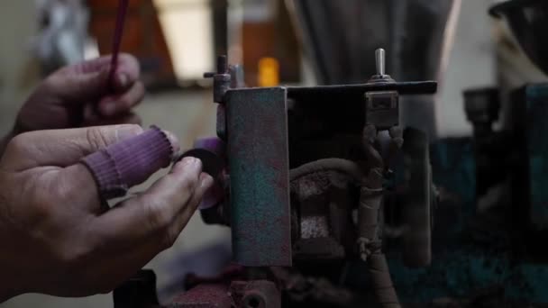 Máquina automática para hacer varillas de incienso. Mujer vietnamita que trabaja en la antigua casa tradicional de Vietnam. Fabricación de incienso en Asia. Concepto de arte tradicional y cultura — Vídeo de stock