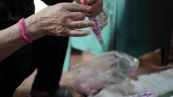 Вьетнамская женщина взвешивает, упаковывает и выкладывает ладан для доставки в магазины. Производство благовоний в Азии. Концепция традиционного искусства и культуры — стоковое видео