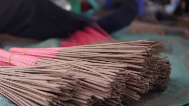 Mujer vietnamita pesa, empaca y saca varillas de incienso recién hechas para su envío a las tiendas. Fabricación de incienso en Asia. Concepto de arte tradicional y cultura — Vídeo de stock