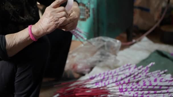 Вьетнамская женщина взвешивает, упаковывает и выкладывает ладан для доставки в магазины. Производство благовоний в Азии. Концепция традиционного искусства и культуры — стоковое видео