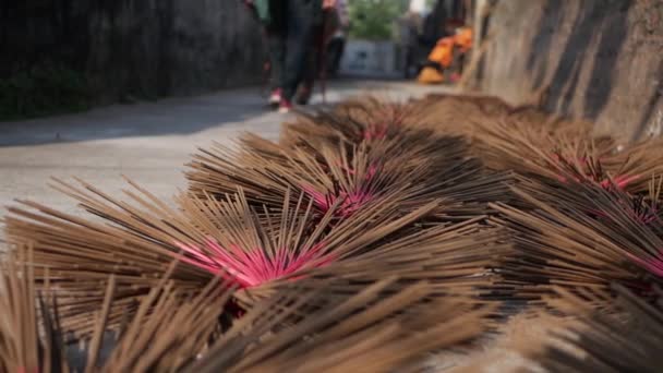 Las varillas de incienso recién hechas se secan al sol antes de ser empacadas y enviadas a las tiendas. Fabricación de incienso en Asia. Concepto de arte tradicional y cultura — Vídeo de stock