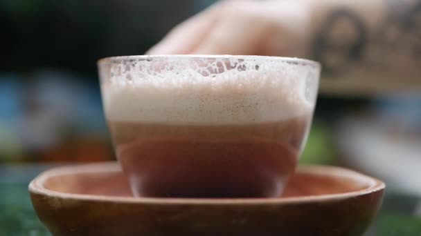 A mão feminina toma xícara de Cappuccino com canela no café. Pausa para café. Fechar. — Vídeo de Stock