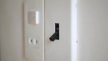 Işık kapalı. Erkek eli elektrik şalterini kapatır. 4k