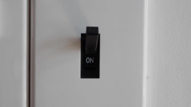 Işık kapalı. Erkek eli elektrik şalterini kapatır. 4k