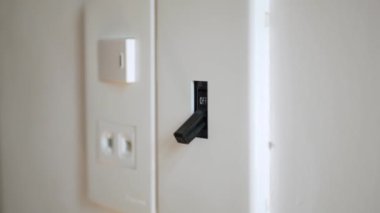 Işık açık. Erkek el elektrik şalterini açar. 4k