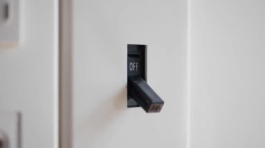 Işık açık. Erkek el elektrik şalterini açar. 4k