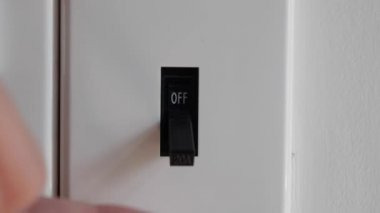 Işık açık. Erkek el elektrik şalterini açar. 4k