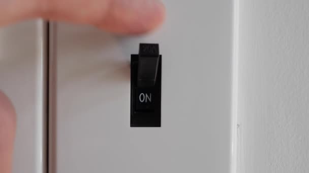 La luz está apagada. La mano masculina apaga el interruptor eléctrico. 4k — Vídeo de stock