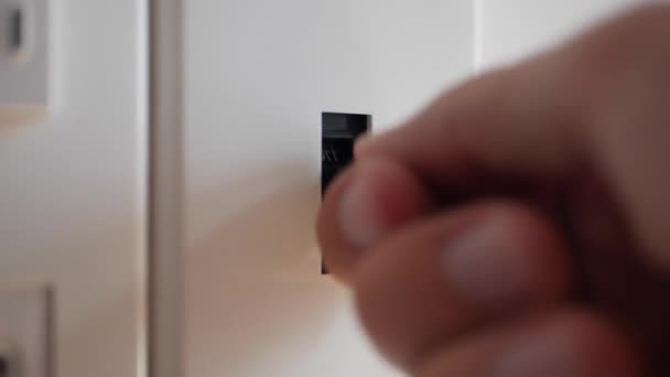 Licht an. Männliche Hand schaltet elektrischen Leistungsschalter ein. 4k — Stockvideo