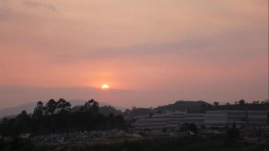 Dağlarda günbatımı. Zaman aşımı. 4k