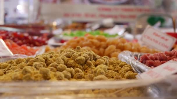 Много сладостей на местном рынке. DALAT, VIETNAM - 16 февраля 2020 — стоковое видео