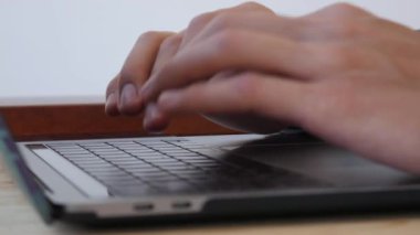 Erkek pist kullanımı ve dizüstü bilgisayarın klavyesinde yazı, ofis işleri için kişisel bilgisayar kullanımı. - Yakın çekim. 4k