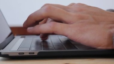 Erkek pist kullanımı ve dizüstü bilgisayarın klavyesinde yazı, ofis işleri için kişisel bilgisayar kullanımı. - Yakın çekim. 4k
