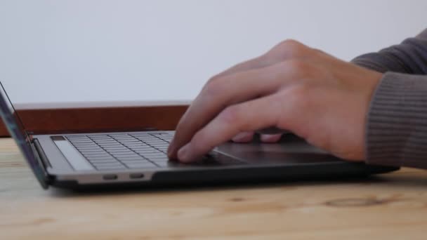 Ανδρική χρήση trackpad και πληκτρολογήστε στο πληκτρολόγιο του laptop, προσωπική χρήση του υπολογιστή για την εργασία γραφείου. Κοντινό πλάνο. 4ια — Αρχείο Βίντεο