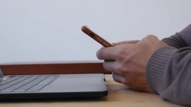 Adam akıllı telefon kullanıyor, mesaj yazıyor, sohbet ediyor, telefonda bilgi arıyor. Yakın plan. 4k