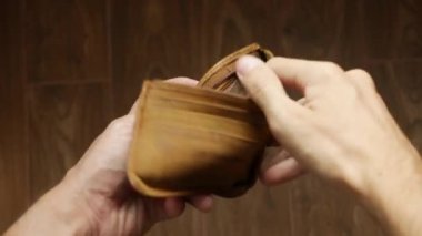 Adam parasız boş cüzdan göstererek iflas etmiş. Yoksulluk şirket iflası kavramını finanse ediyor. Erkek borç işadamı boş cüzdan gösteriyor. Borca girmenin ekonomik krizi. Üzerinde para yok.