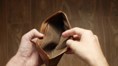 Adam parasız boş cüzdan göstererek iflas etmiş. Yoksulluk şirket iflası kavramını finanse ediyor. Erkek borç işadamı boş cüzdan gösteriyor. Borca girmenin ekonomik krizi. Üzerinde para yok.