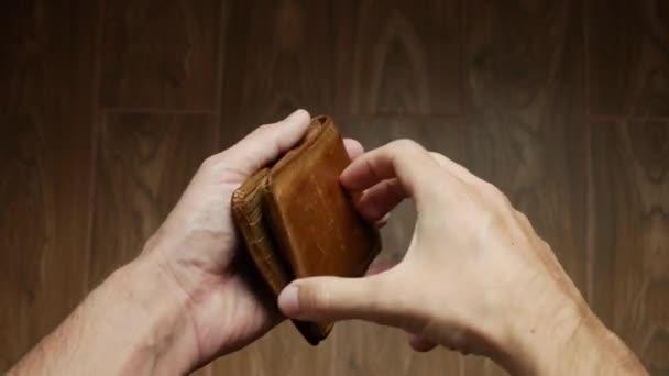 Een failliete man met een lege portemonnee zonder geld. Armoede financiert faillissement van bedrijven concept. Man schuld zakenman toont lege portemonnee. Financiële crisis van schulden maken. geen geld op — Stockvideo