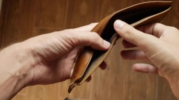Mann mit Zahlungsrückstand zeigt leere Brieftasche ohne Geld Armutsfinanzierung Unternehmensinsolvenzkonzept. Männlicher Schuldenunternehmer mit leerem Geldbeutel. Finanzkrise der Verschuldung. Kein Geld auf — Stockvideo