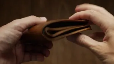Cüzdanında para var. Vietnam banknotlarını sayan adam. Bir sürü para. Finans konsepti. Yakın plan. 4k