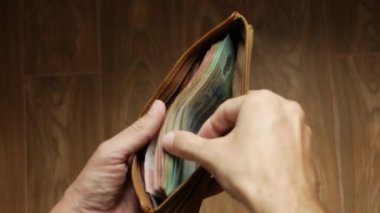 Cüzdanında para var. Vietnam banknotlarını sayan adam. Bir sürü para. Finans konsepti. Yakın plan. 4k