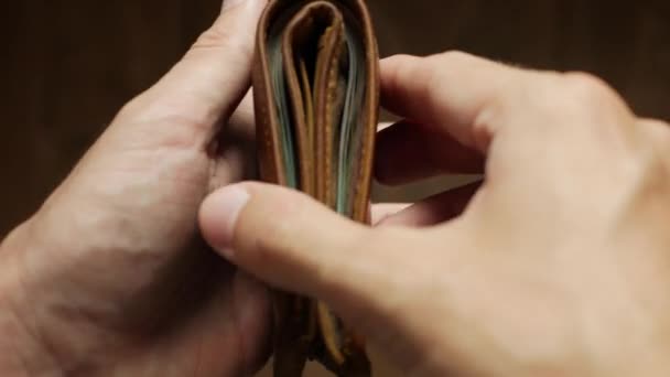 Pénz a tárcában. Vietnámi bankjegyekkel számoló férfi. Egy csomó készpénz. Pénzügyi koncepció. Közelkép. 4k — Stock videók
