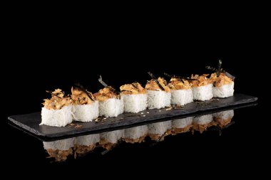 Yuvarlanan suşi siyah arka plan yansıması bazalt Asya yemekleri Japonya yemekleri