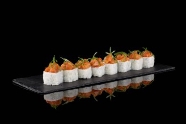 Yuvarlanan suşi siyah arka plan yansıması bazalt Asya yemekleri Japonya yemekleri