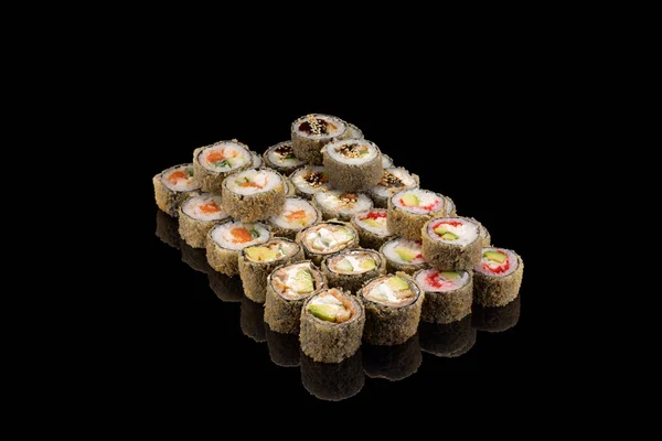 Rolls Sushi Negro Fondo Reflexión Basalto Asiático Comida Japón — Foto de Stock