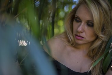 taze, güzel sarışın şube arasında uzun siyah akıntı ile